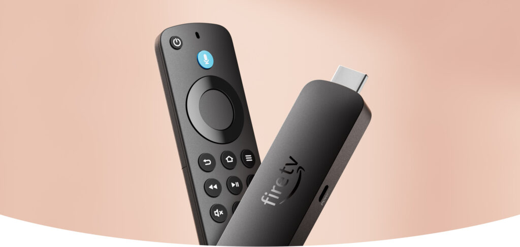Dispositivo Fire TV Stick 4K Select junto a su mando a distancia con botón azul de voz